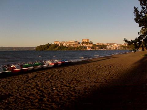 Capodimonte dal lungolago al tramonto